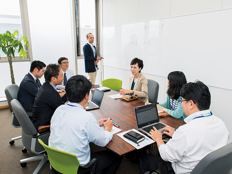 事務所2階でのミーティングの様子。自由な意見が飛び交う