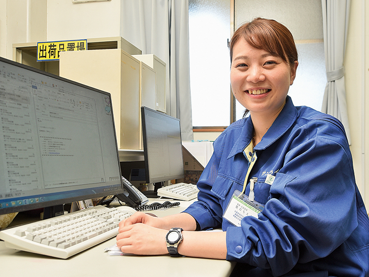 営業・生産管理課の関口ちえみさん。「初めは専門用語に苦労しましたが、各課の人に教わりながら学習しました」