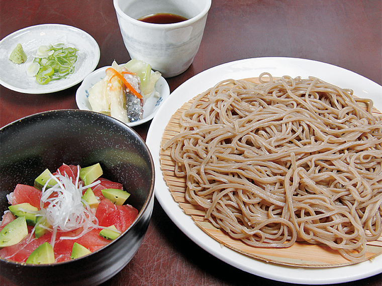 石臼挽き十割蕎麦＆ミニ丼セット1,000円〈せいろそば・ミニ丼※写真は「ミニ鮪アボカ丼」〉【提供時間11：00〜14：00（13：30ラストオーダー）】