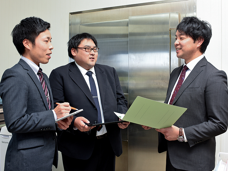 伊達崎支店長の湯川大樹さん(右)は日々職員とのコミュニケーションを大事にしている