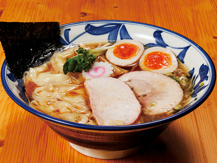 「ワンタン麺+半熟味付玉子」(830円+100円)。鶏ひき肉や干しシイタケなど数種の具の旨みを楽しめる、自家製ワンタンがのった一品。スープとの相性も抜群だ