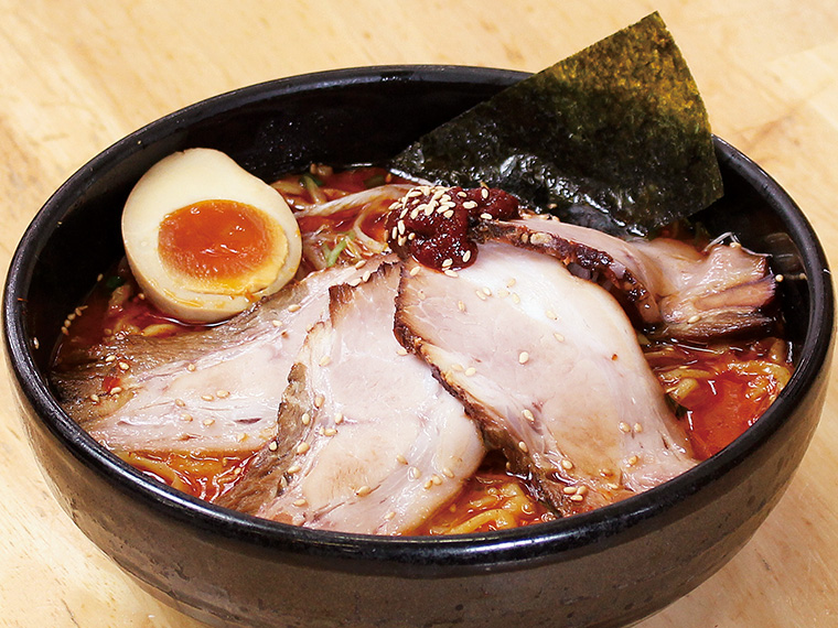 「小樽辛しみそチャーシュー」(950円)。北海道・小樽から仕入れた濃厚な辛みそを使用。やみつき度満点で、辛さを3倍(+50円)から20倍(+400円)まで調整できる