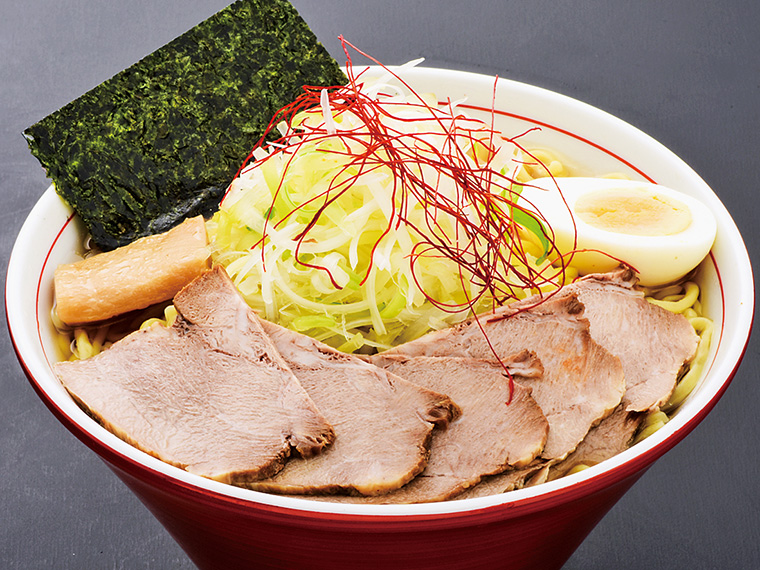 「山形あるまクリスタル醤油チャーシュー」(950円)。一見塩味のような清湯の醤油スープ。鶏のダシがしっかりと利いており、滋味深く芳醇で厚みがある味わい。女性ファンも多い。お酒を飲んだ後、締めの一杯としてもおすすめ