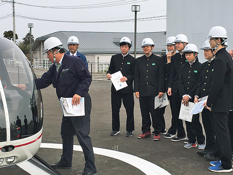 地域の学生をヘリに乗せて空へ。まちづくりを肌で感じることができる貴重な体験だ