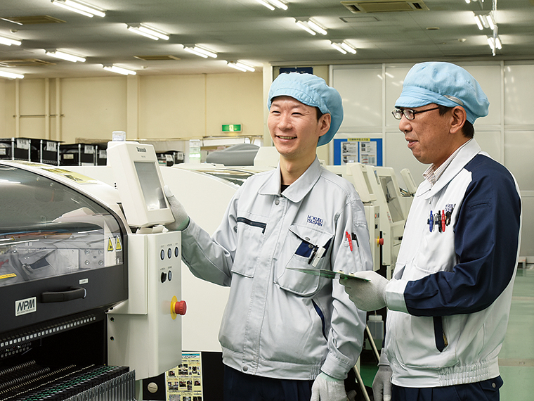 上司とコミュ二ケーションをとり、業務を行う本社製造1課の八巻奨さん