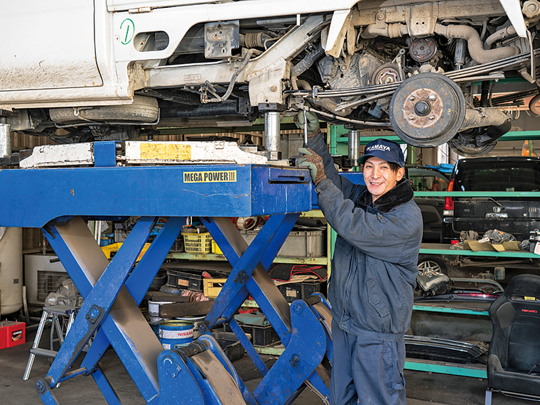 車が好きという成田達之さんは「廃車のパーツを復活させられるのがうれしい」と笑顔