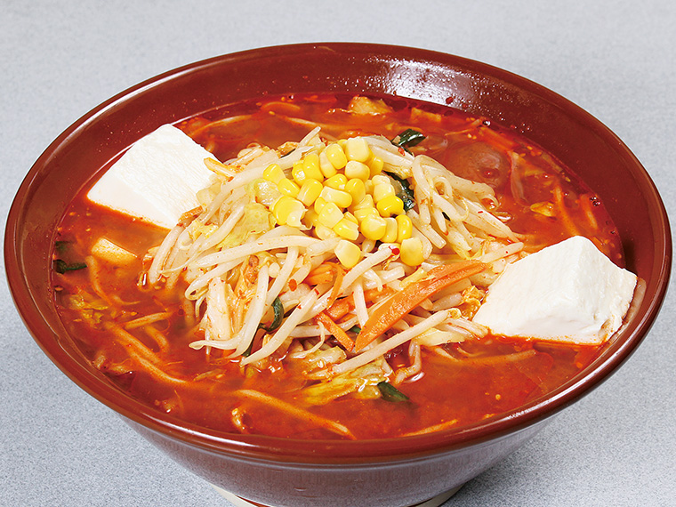 「からしみそラーメン」（830円）。モヤシ、白菜、ニンジン、ニラ、玉ネギ、コーンなど野菜が盛りだくさん！辛味度5の極辛を10分以内で食べ切ると無料!!