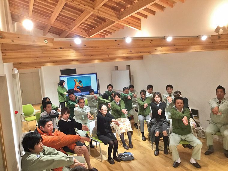 「アポロ大学」の様子。この日はフィットネスクラブの方を講師として、よりよい立ち居振る舞いのための身体づくりを学んだ