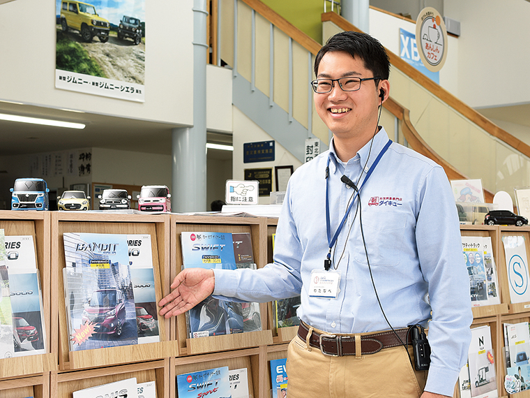 「自分らしくオープンマインドで働ける職場です!人間関係で困ることはありません」と語る飯坂店販売スタッフの渡邊拓さん