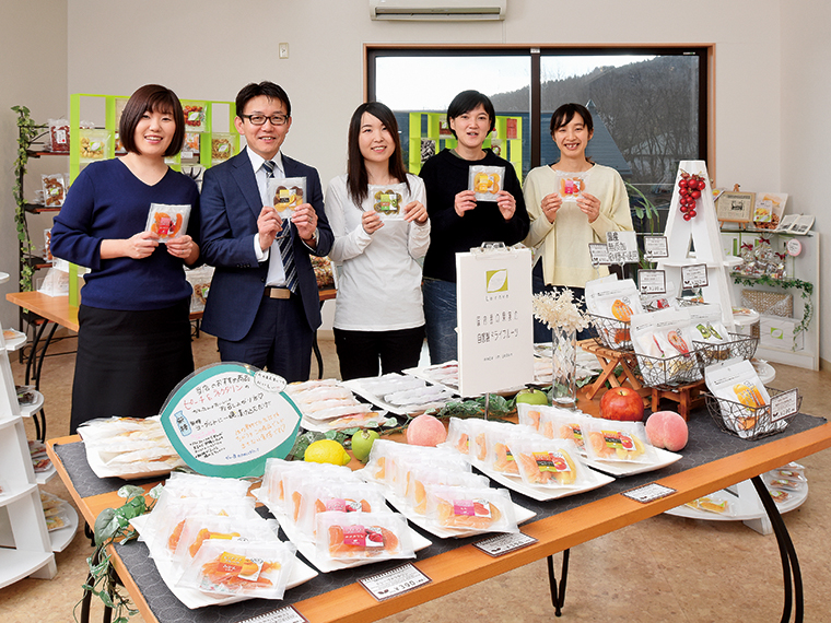 福島市郊外の観光スポット・アンナガーデン内にある直営店舗「菜果工房 ルレーヴ」。福島市街地を一望できる絶好のロケーションにある