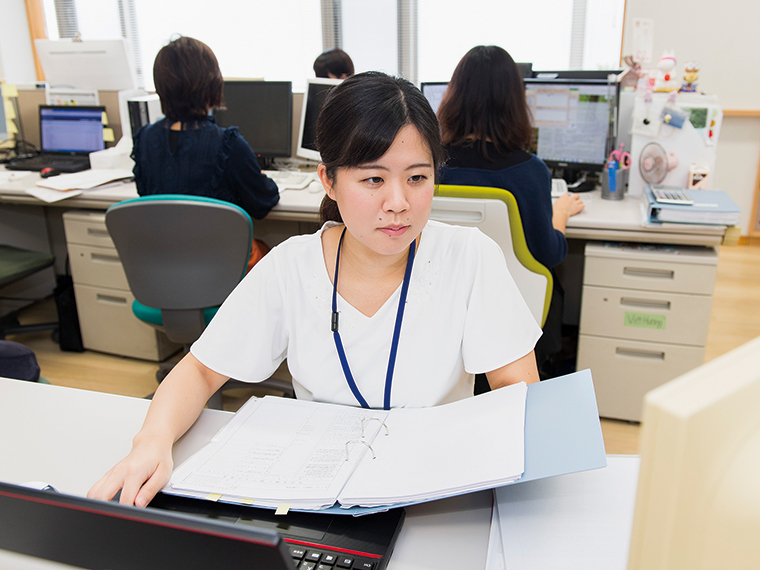 法人事業部の鈴木麗加さん。クライアントの決算申告書を作成し、その内容を確認