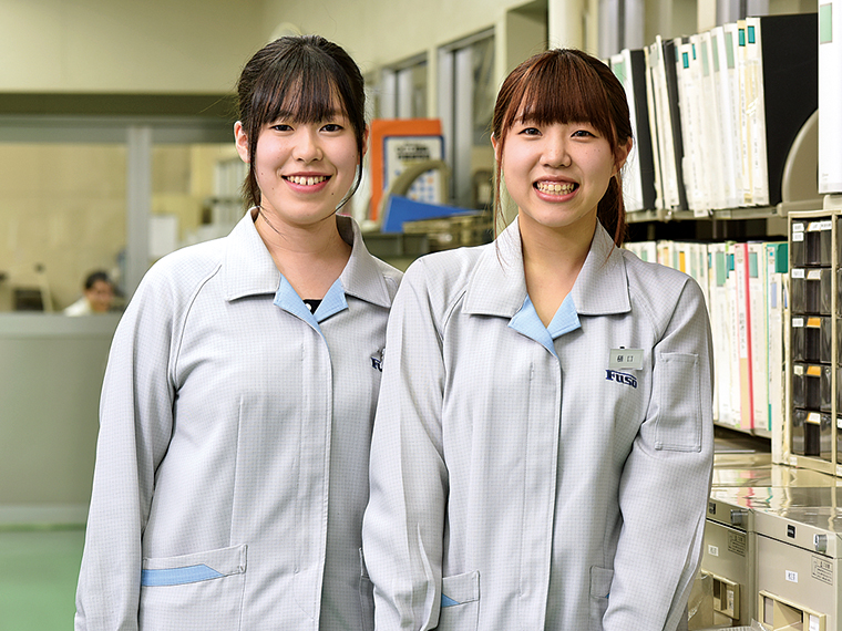 「現場で働く人たちの姿はかっこよくて、尊敬しています」と2018年入社の伊藤さんと樋口さん。入庫処理や伝票発行など、事務の面からものづくりをサポートしている