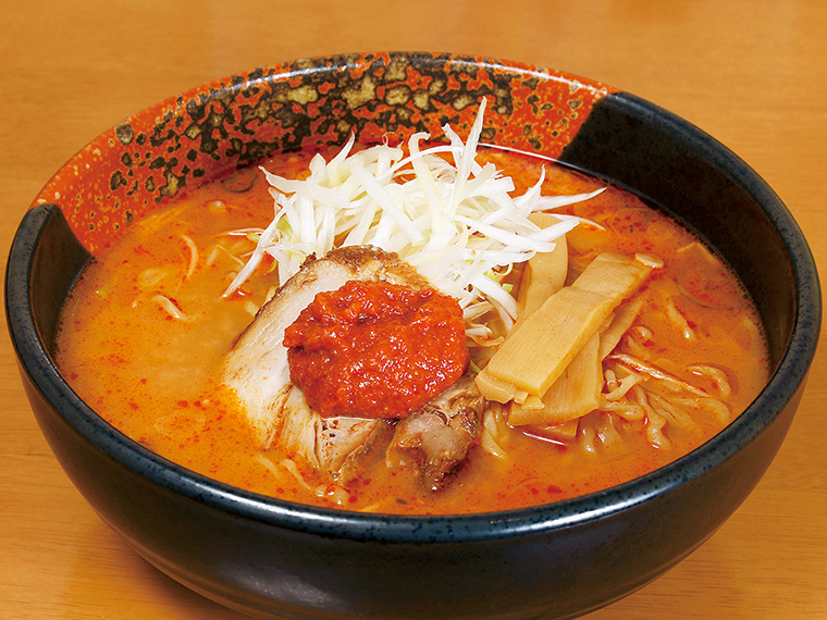 「辛みそラーメン」(730円)。ニンニクや豆板醤、一味などの香辛料を独自にブレンドして作る自家製の辛味噌が、スープに一層の旨みとコクをプラスする