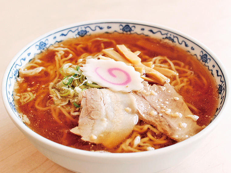 「米沢ラーメン」（600円）。丁寧にとった鶏ガラスープの旨みと煮干しが香る素朴な味。コシのある細ちぢれ麺との好相性さが力強く伝わってくる