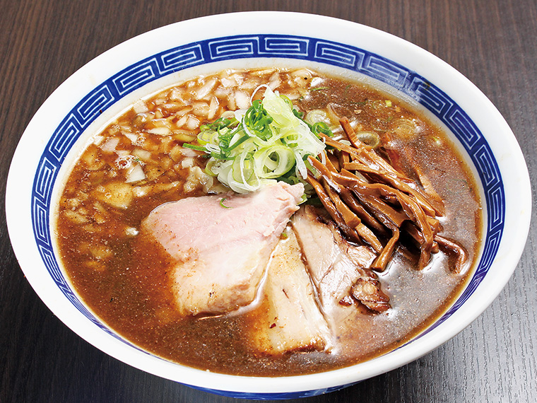 「煮干中華蕎麦」（800円）。福島県産小麦を100％使用し自家製粉した太麺は歯応え抜群！スープには化学調味料不使用の4種の煮干しを使用。風味豊か