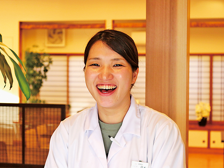 料理長を務める鈴木さん。女性ならではの視点で繊細な料理を作る
