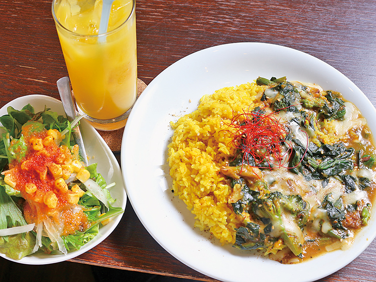 ほうれん草とチーズのカレー(ランチセット)980円〈ほうれん草とチーズのカレー・サラダ・ドリンク〉【提供時間11:30〜14:30】
