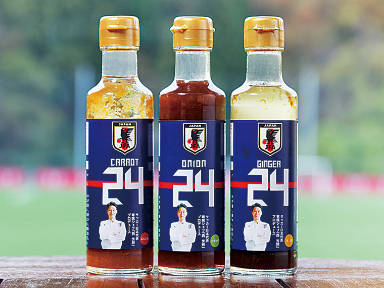 西シェフプロデュース、日本サッカー協会公式商品「ドレッシング・ステーキソース」(1本各540円)。オニオン、ジンジャー、キャロットの3種類がある