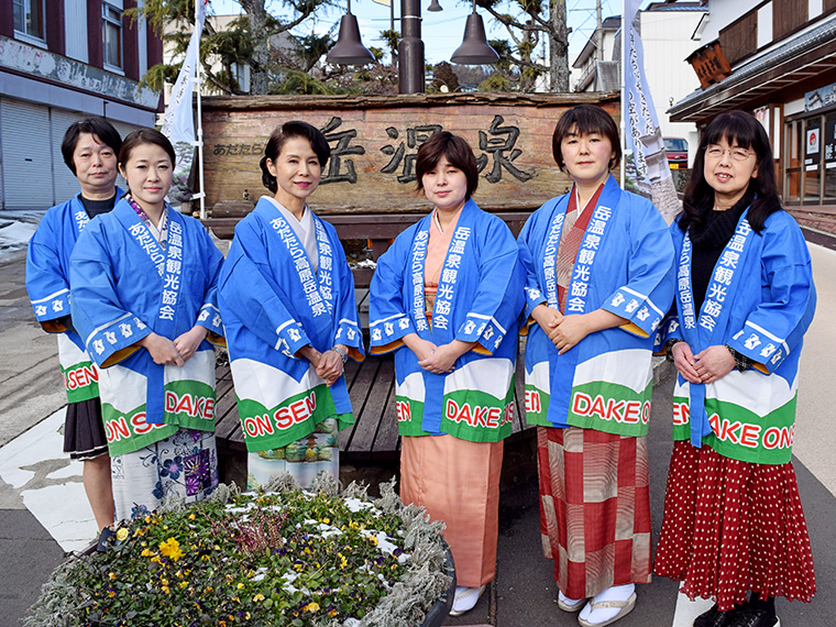 女将たちが笑顔で迎えてくれる