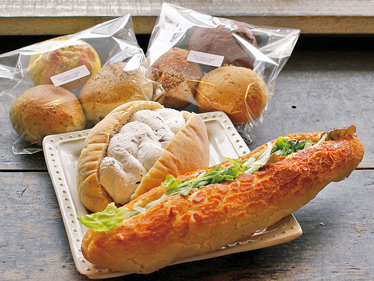 買ったパンを店内で食べることもできる