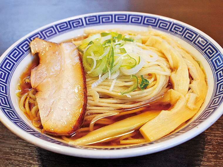 「鶏醤油らーめん」(670円)。伊達鶏ガラの鶏油を使用した濃厚スープに、醤油ダレをブレンドしたコクのある一杯。飲み会の締めにもぴったり!