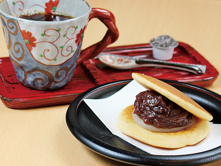 4【どらやき専門店 丹坊 本店】コーヒーと「琥珀」のセット(通常760円)