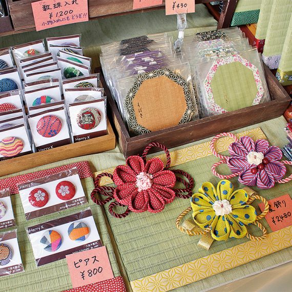 髪どめ（430円）やアクセサリー（800円～）なども販売！