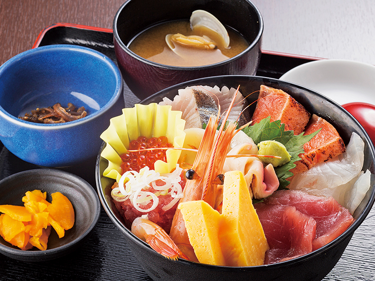 「たこ八丼」(2,052円)。秋から春にかけて旬を迎えて脂がのる上質なヒラメや、大ぶりの牡丹エビも美味。味噌汁、小鉢、漬け物が付く(水揚げ状況により食材が変わる場合あり)