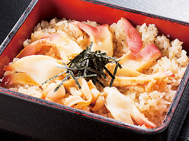 こちらも人気のメニューの一つ「ホッキ飯定食」(1,296円)。やわらかくほのかな甘みのある貝の風味が楽しめる。味噌汁、小鉢、漬け物付き