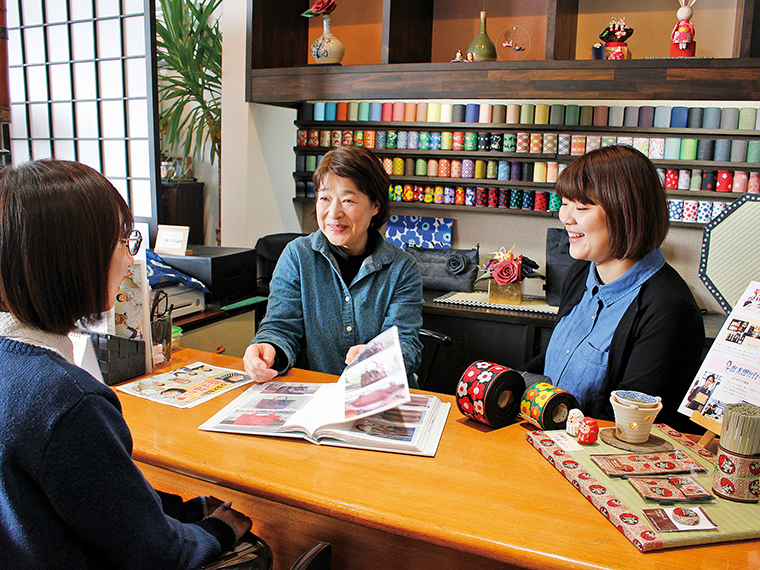 商品は全て、久保木喜恵子さん（左）と家族の皆さんの手作り！娘の彩歌さん（右）とデザインの相談をしつつ、日々制作を行っているそう