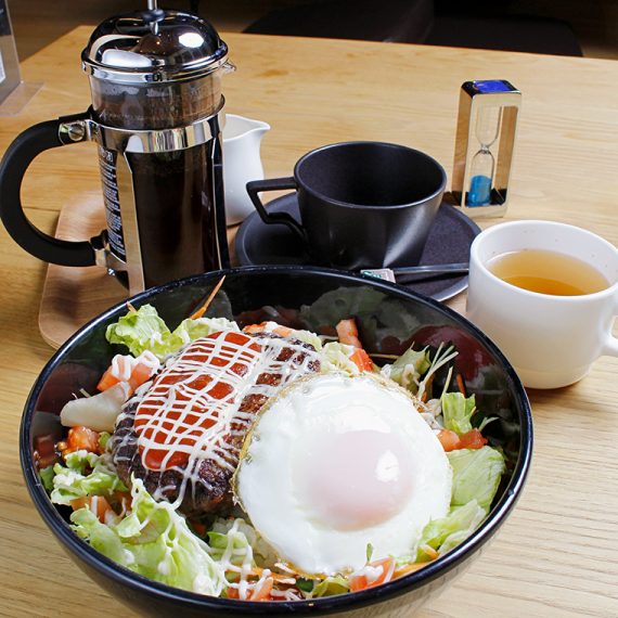 「ロコモコ丼」（890円・税別）。スープ付き。フレンチプレスのポットで提供する香り豊かな深煎りコーヒー「グランパークオリジナルブレンド」（580円・税別）