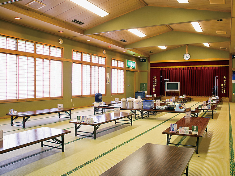 無料で利用できる大広間は64帖の広さ。ここも持ち込み自由なので、気軽に来店する常連客も少なくない