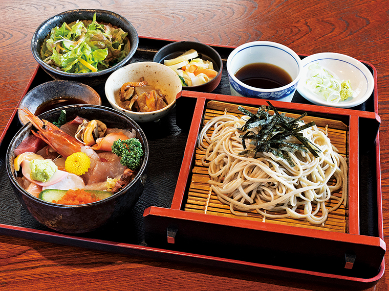 「海鮮丼ランチ」（平日限定。1,180円）は、ざるそばまたはかけそばと豪華な海鮮丼がどちらも味わえると人気。サラダや小鉢も付くお得なセット。平日夜、土・日曜祝日はプラス300円