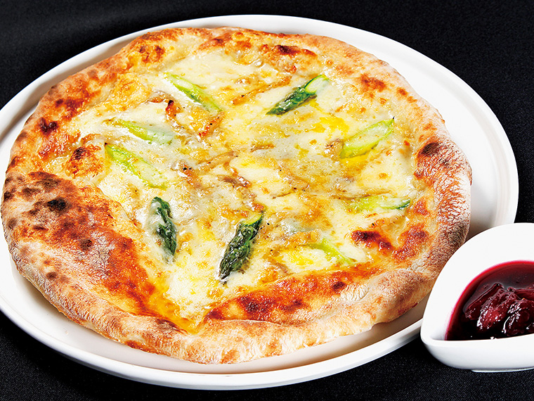 「レガーレこおり」内の「ピザスタ」では「ピザヨーチエン」（1,390円）など、オリジナルメニューが味わえる