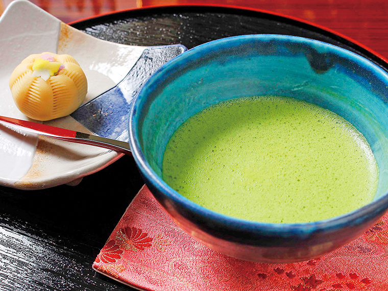 好きな日本茶を選べる「上生菓子セット」（1,000円）写真は、苦味が少なく、飲みやすい京都宇治の抹茶