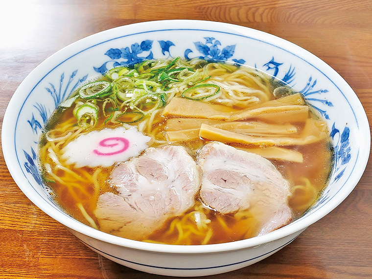 「中華そば」（600円）。甘みのあるスープに、しっかりした食感の細麺。脂身がとろりと柔らかい、肩ロースを使った自家製チャーシューも絶品