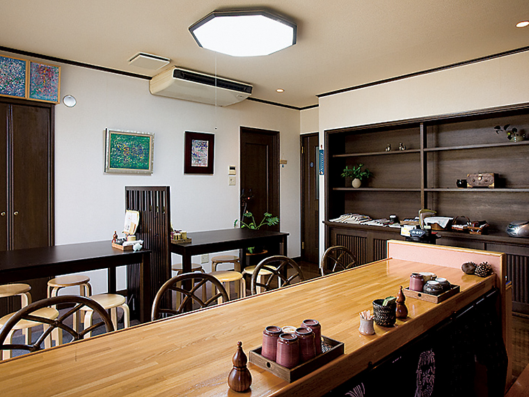 店内にはテーブル席とカウンター、座敷席がある