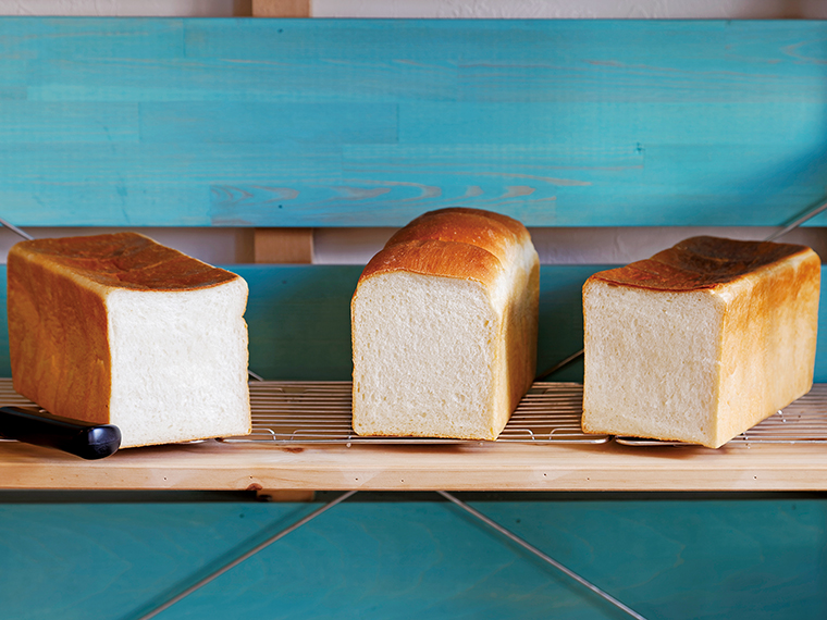 左から「味わい生食パン」、「山型イギリス食パン」、「小麦香るプルマン」。各1本（2斤）820円