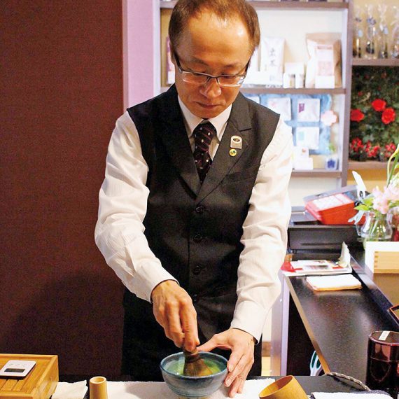 日本茶ソムリエの梶塚さんが、目の前で抹茶を点ててくれる！