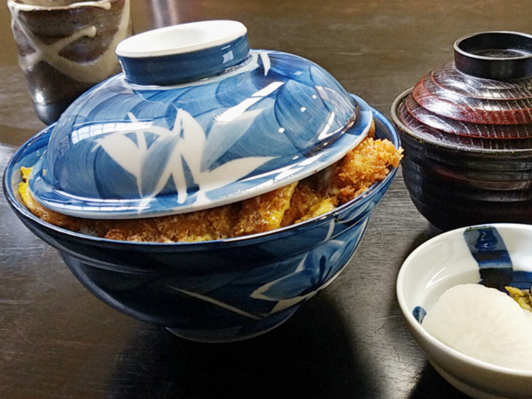 煮込みカツ丼(864円)