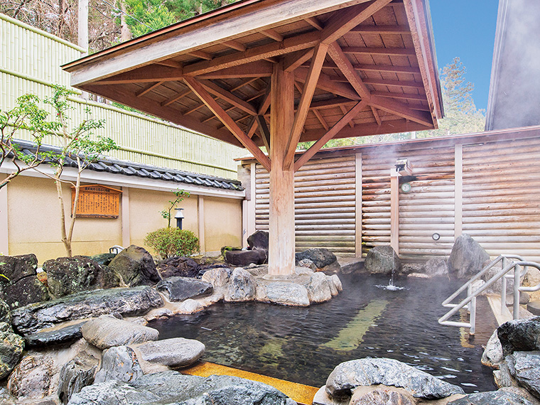 肌あたりやさしい硫酸塩泉の湯が日頃の疲れを癒やしてくれる。東屋付きの露天風呂には打たせ湯もある