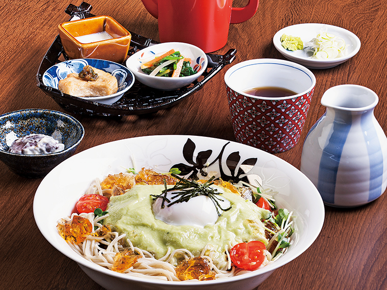 アボカドソースのジュレ蕎麦(1,200 円)。グリー ンのアボカドのソースと、透明感のあるジュレ が涼しげ。そばつゆは多めにかけた方が全体がよく混ざり食べやすい