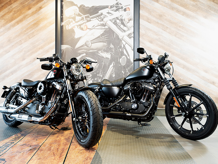 下取対象モデルの「FORTY EIGHT」(左・1,493,000円~)と「IRON883」(右・1,348,000円~)