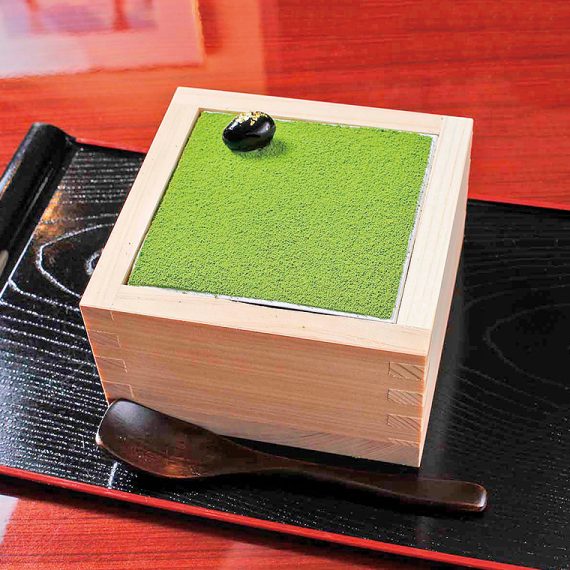 桝の中に、アイスやわらび餅、小豆などを入れ、京都宇治の抹茶をふりかけた「パフェ桃源郷」(1,000円)