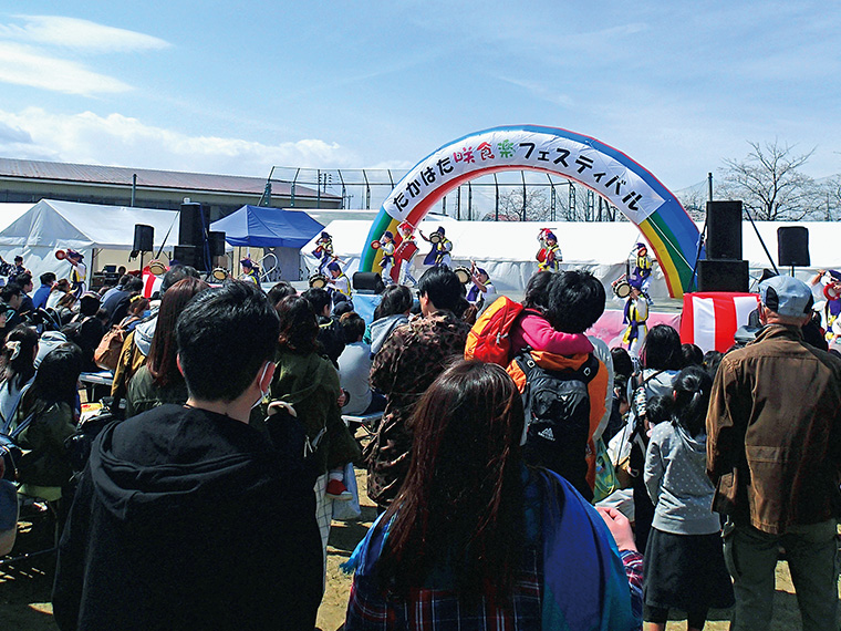 昨年のステージイベントの様子。地元や近県から多くの人が来場する。オープニングアトラクションでは「上杉エイサークラブ」が大迫力のパフォーマンスを披露。今年は9時30分より開演