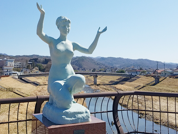 広瀬橋の銅像。こちらは梁川町出身の彫刻家・太田良平作