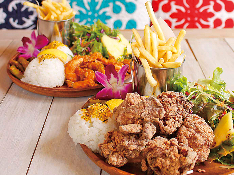 餅粉100%で作る「モチコチキンプレート」(900円・手前)と、天然エビに、ニンニクソースを絡めた「ガーリックシュリンププレート」(950円・奥)