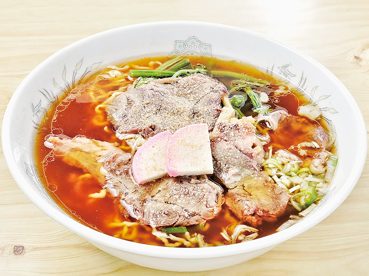 「米沢まんぎりラーメン」（900円）。「まんぎり」とは米沢の言葉で「完全な」という意味。ホロホロと柔らかい米沢牛チャーシューに、すりゴマたっぷりで風味良く