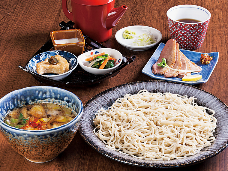 「鴨つけ蕎麦」(並盛り1,300円、大盛り1,450円)は、コクのある温かい鴨つゆのほかに、別盛りで鴨のローストが添えられる。ダシの味わいと肉のうまみで鴨の魅力をたっぷり味わえる。どのメニューにも蕎麦豆腐や揚げ蕎麦がきなどの前菜3品が付く