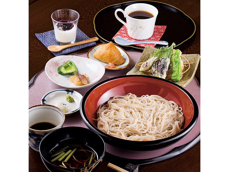 人気の「ランチ」(1,290 円)。お通しにそばが出され、もりそば、いなり、下足と野菜の天ぷら、お新香、自家製デザート、コーヒーが付く